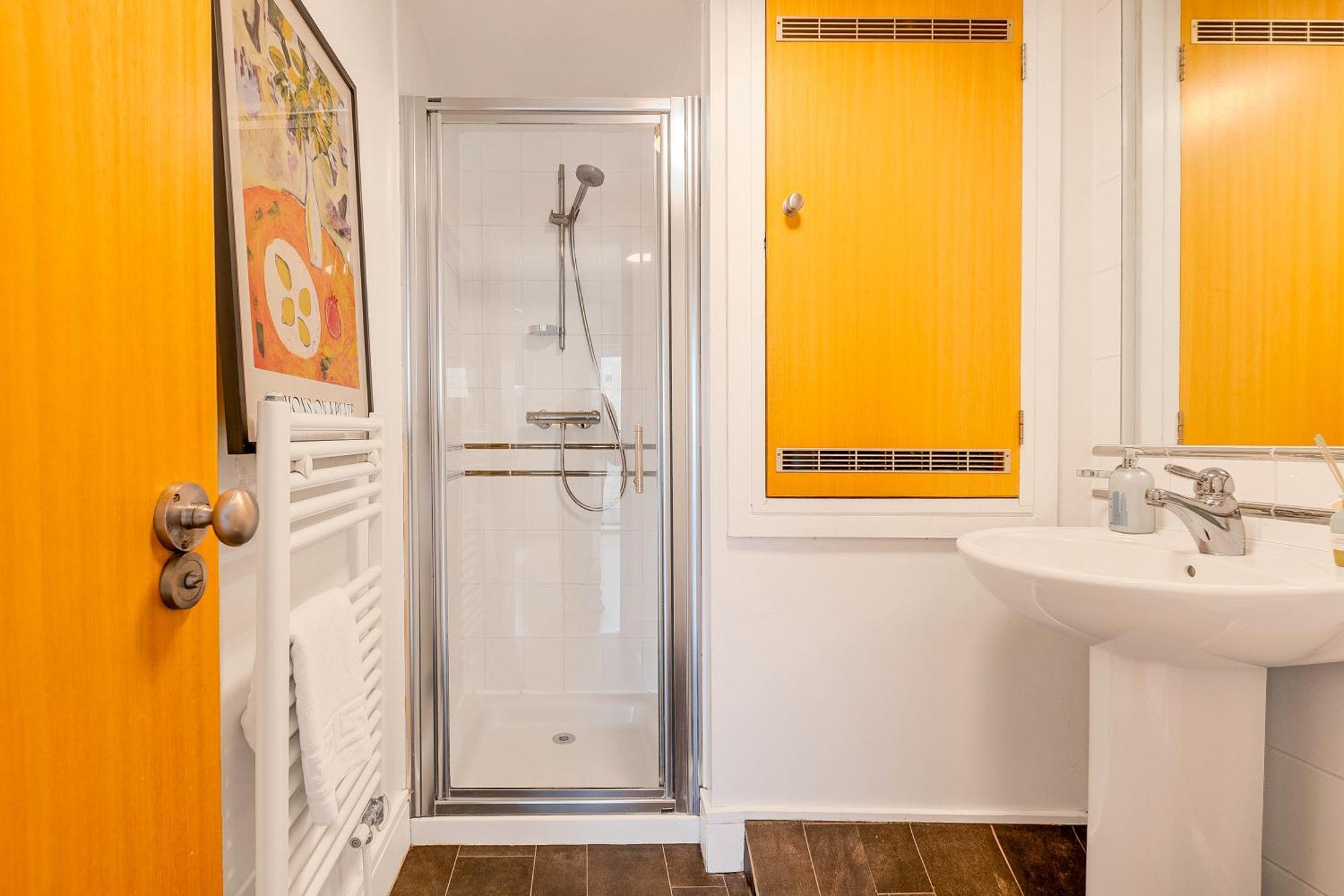 Lit & Airy In Vibrant Spitalfields Appartamento